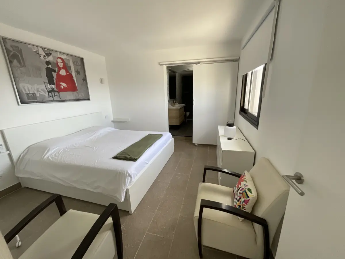 Chambre du F1, lit 180 cm, avec la salle de bain attenante