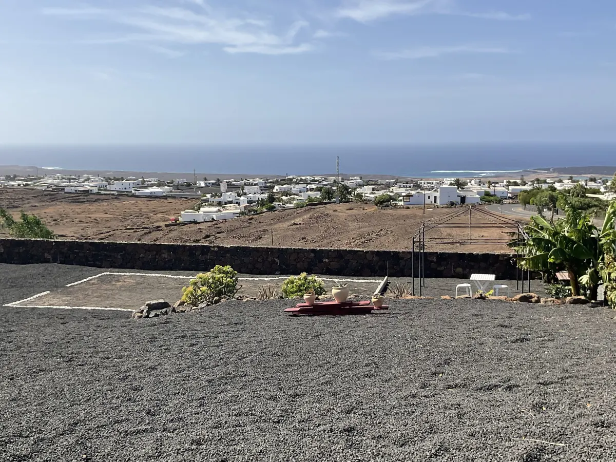 Vue depuis la propriété sur le village blanc de Las Breñas et l'océan